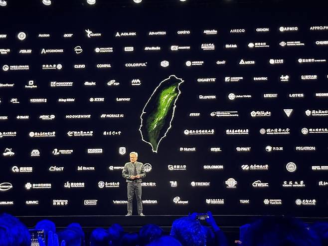 '컴퓨텍스 2025' 기조연설에 나선 젠슨 황 엔비디아 CEO (타이베이=연합뉴스) 강태우 기자 = 젠슨 황 엔비디아 최고경영자(CEO)가 19일 대만 타이베이 뮤직센터에서 열린 컴퓨텍스 2025 기조연설에서 대만 지도를 꺼내며 대만 업체와 협력 관계를 소개하고 있다. 2025.5.19 burning@yna.co.kr