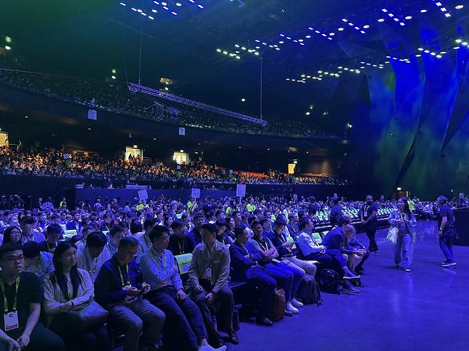 젠슨 황 엔비디아 CEO 기조연설을 기다리는 청중들 (타이베이=연합뉴스) 강태우 기자 = 19일 젠슨 황 엔비디아 최고경영자(CEO)의 기조연설이 열리는 대만 타이베이 뮤직 센터 내부 모습. 2025.5.19 burning@yna.co.kr