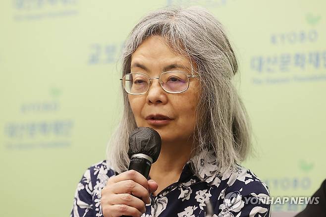 질문에 답하는 다와다 요코 작가 (서울=연합뉴스) 강민지 기자 = 일본 작가 다와다 요코가 19일 서울 종로구 교보빌딩에서 열린 '2025 세계작가와의 대화, 다와다 요코 소설가 기자간담회'에서 질문에 답하고 있다. 2025.5.19 mjkang@yna.co.kr