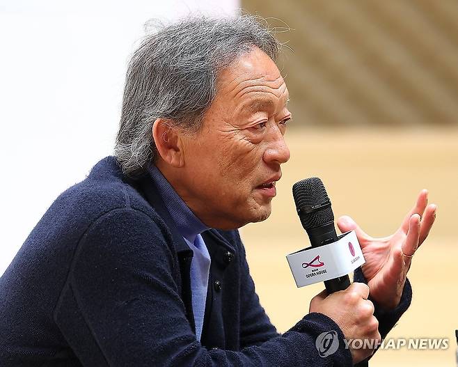 질문에 답하는 정명훈 (부산=연합뉴스) 손형주 기자 = 정명훈 예술감독이 19일 오후 부산 부산진구 부산콘서트홀에서 열린 라 스칼라 극장 음악감독 선임 관련 기자간담회에서 질문에 답하고 있다. 1778년 개관한 이탈리아 라 스칼라 극장은 전 세계 성악가에게 꿈의 무대로 꼽힌다. 아시아인이 라 스칼라 극장의 음악감독직을 맡는 것은 247년 극장 역사상 정명훈이 최초다. 2025.5.19 handbrother@yna.co.kr