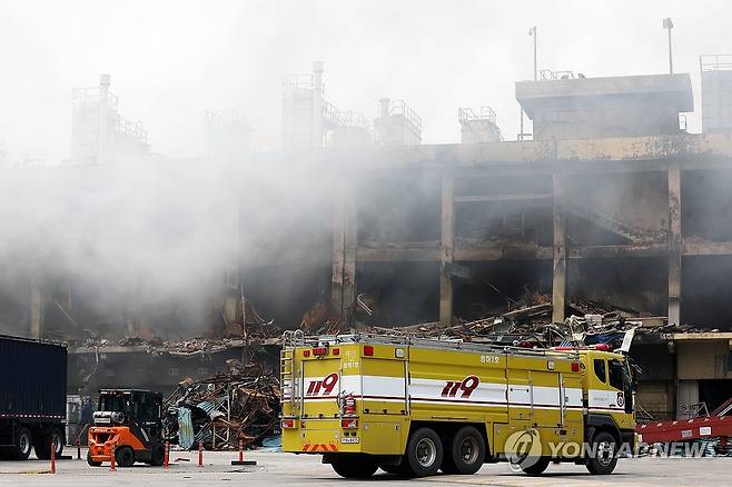 금호타이어 화재현장 (광주=연합뉴스) 조남수 기자 = 금호타이어 광주공장 화재 발생 사흘째인 19일 광주 광산구 금호타이어 2공장에서 소방차가 화재 현장으로 진입하고 있다. 2025.5.19 iso64@yna.co.kr