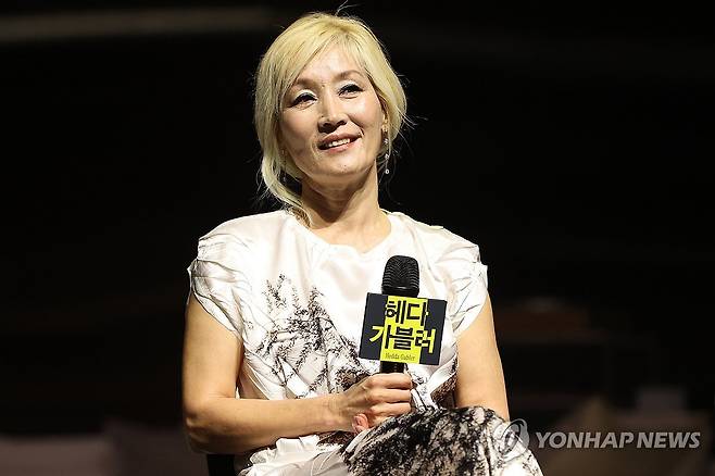 이혜영, 연극 무대에서 (서울=연합뉴스) 강민지 기자 = 배우 이혜영이 19일 서울 중구 국립극단 명동예술극장에서 열린 연극 '헤다 가블러'기자간담회에서 질문을 듣고 있다. 2025.5.19 mjkang@yna.co.kr