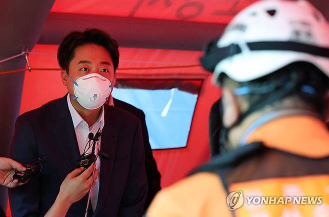 광주 금호타이어 화재현장 찾은 이준석 후보 (광주=연합뉴스) 조남수 기자 = 개혁신당 이준석 대선후보가 19일 오후 광주 광산구 금호타이어 광주공장 화재 현장에서 소방 관계자의 브리핑을 받고 있다. 2025.5.19 iso64@yna.co.kr