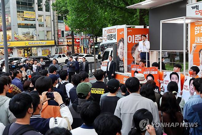 전남대 찾아 유세하는 이준석 후보 (광주=연합뉴스) 정다움 기자 = 개혁신당 이준석 대선 후보가 19일 오후 광주 북구 전남대학교 후문 앞에서 열린 유세에서 지지를 호소하고 있다. 2025.5.19 daum@yna.co.kr