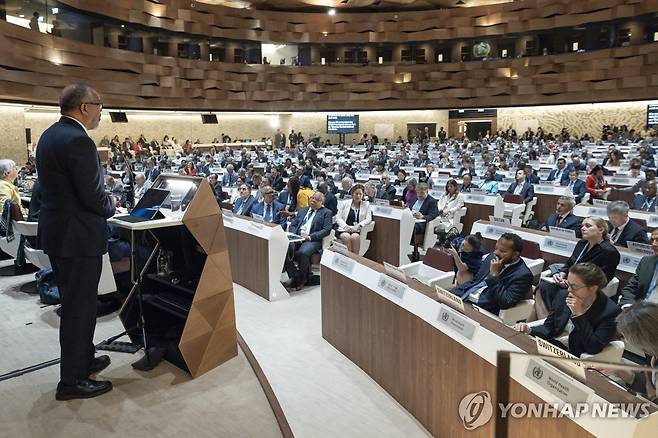 세계보건총회(WHA) 개막 (제네바 EPA=연합뉴스) 테워드로스 아드하놈 거브러여수스 세계보건기구(WHO) 사무총장이 19일(현지시간) 스위스 유엔 제네바사무소에서 열린 제78차 세계보건총회(WHA) 첫 전체회의에서 발언하고 있다. 2025.05.19 photo@yna.co.kr