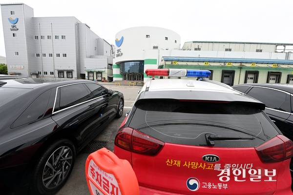 19일 시흥시 소재 SPC삼립 시화공장에서 윤활유를 뿌리는 작업을 하던 중 50대 여성 근로자가 숨지는 사고가 발생했다. 사진은 이날 시흥시 SPC삼립 시화공장 모습. 2025.5.19 /최은성기자 ces7198@kyeongin.com