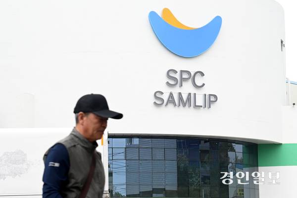 19일 시흥시 소재 SPC삼립 시화공장에서 윤활유를 뿌리는 작업을 하던 중 50대 여성 근로자가 숨지는 사고가 발생했다. 사진은 이날 시흥시 SPC삼립 시화공장 모습. 2025.5.19 /최은성기자 ces7198@kyeongin.com