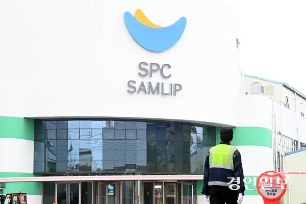 19일 시흥시 소재 SPC삼립 시화공장에서 윤활유를 뿌리는 작업을 하던 중 50대 여성 근로자가 숨지는 사고가 발생했다. 사진은 이날 시흥시 SPC삼립 시화공장 모습. 2025.5.19 /최은성기자 ces7198@kyeongin.com