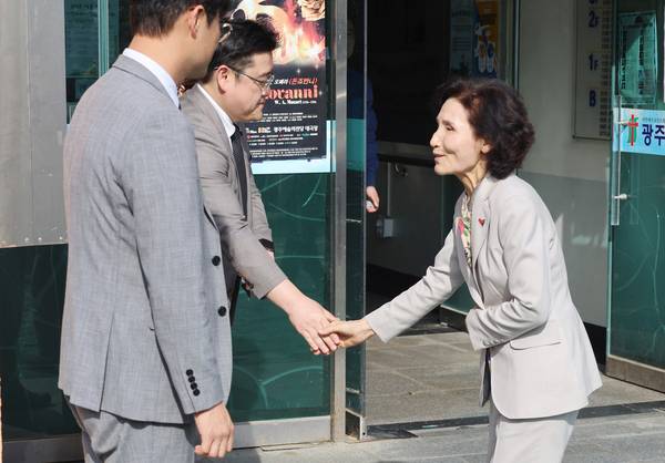 국민의힘 김문수 대선 후보 부인 설난영 여사(오른쪽)가 18일 광주광역시에 있는 광주양림교회를 방문하고 있다. 2025.5.18 /국민의힘 제공