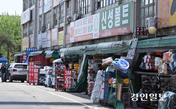 21대 대선이 3주 앞으로 다가온 13일 인천 동구 산업용품유통센터 일대가 한산한 모습을 보이고 있다. 동구 유권자들은 차기 대통령이 경기 침체 해소와 민생 안정에 집중하길 바란다고 목소리를 냈다. 2025.5.13 /김용국기자 yong@kyeongin.com