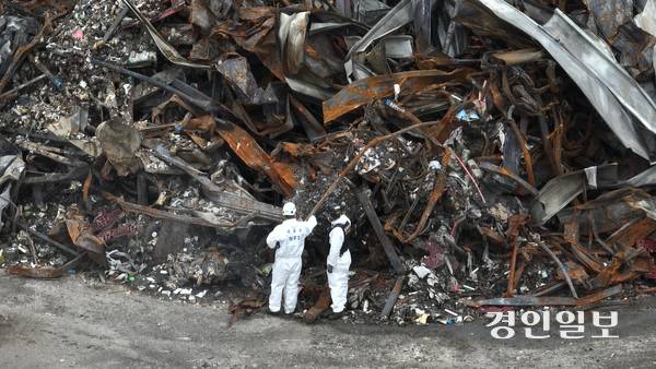 최근 이천시 부발읍 한 대형 물류센터에서 화재가 발생한 가운데 20일 오전 경찰과 소방당국, 국과수 등 관계기관들이 현장 합동 감식을 하고 있다. 2025.5.20 /최은성기자 ces7198@kyeongin.com