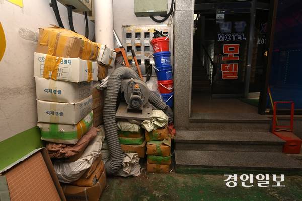 20일 오후 수원시내 한 모텔 외벽에 먼지 쌓인 콘센트와 전기선이 뒤엉켜 있어 화재 우려되고 있다. 2025.5.20 /최은성기자 ces7198@kyeongin.com