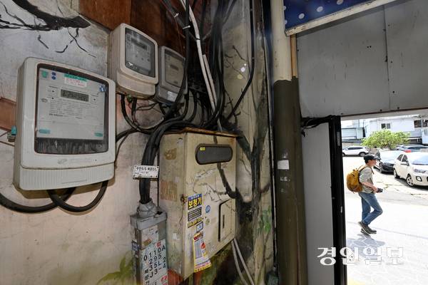 20일 오후 수원시내 한 모텔 외벽에 먼지 쌓인 콘센트와 전기선이 뒤엉켜 있어 화재 우려되고 있다. 2025.5.20 /최은성기자 ces7198@kyeongin.com