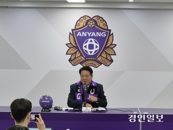 FC안양 구단주인 최대호 안양시장이 최근 K리그 심판 판정에 대해 기자회견을 통해 유감을 표명하고 개선을 촉구했다. 2025.5.20 /이영선기자 zero@kyeongin.com