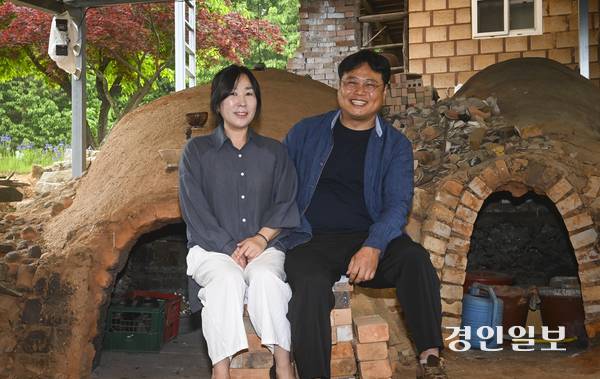 도예가 부부 양수열·박병욱 작가가 여주시 도자기 스튜디오 ‘살래요’의 대형 가마에서 포즈를 취하고 있다. 두 작가는 유약 없이도 아름다운 빛깔이 완성되는 ‘무유도자기’를 고집하고 있다. 사진/이지훈기자 jhlee@kyeongin.com