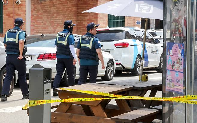 ▲ 지난 19일 시흥시 정왕동 일대에서 흉기난동 사건이 발생해 2명이 숨지고 2명이 중상을 입은 가운데 20일 오후 경찰들이 사건이 발생한 편의점 인근을 순찰하고 있다. /전광현 기자 maggie@incheonilbo.com