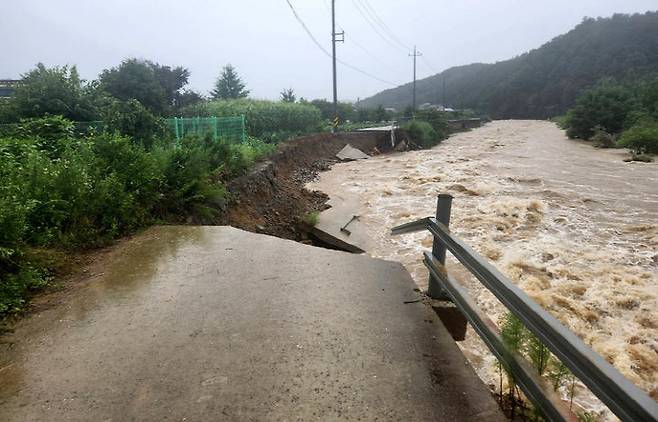 광주·전남에 거센 장맛비가 쏟아진 지난해 6월 광주 북구 석곡동 석곡천 제방 50m 가량이 불어난 하천 물에 유실됐다.이로 인해 인근 주민 100여 명이 초등학교로 대피했다. /광주 북구 제공