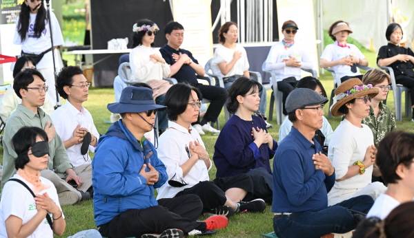 지난 17∼18일 거창창포원 바람개비광장서 열린 '2025 거창 명상·비건 축제'에서 참여자들이 명상을 하고 있다. / 거창군