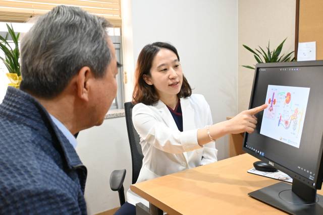 콩팥에 이상이 생겨도 대개 아무런 증상이 없어 ‘침묵의 장기’로 불린다. 좋은문화병원 신장내과 허수정 과장은 “자각 증상이 나타났을 땐 병이 꽤 많이 진행됐거나 만성화된 경우가 많다”고 설명했다. 좋은문화병원 제공