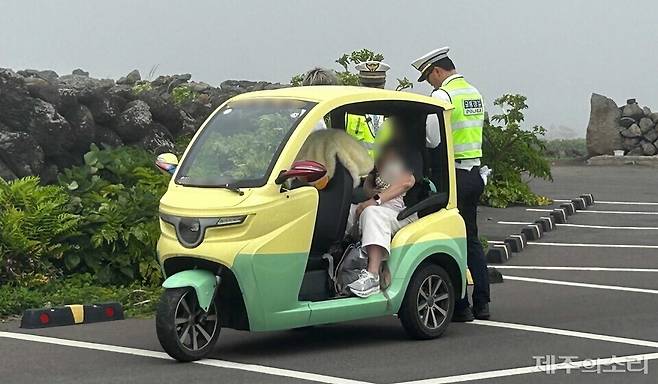 제주동부경찰서가 20일 오전 제주시 우도면에서 교통법규 위반 단속에 나선 가운데, 싱가포르 국적의 30대 이륜차 운전자가 안전모 미착용으로 적발됐다. ⓒ제주의소리