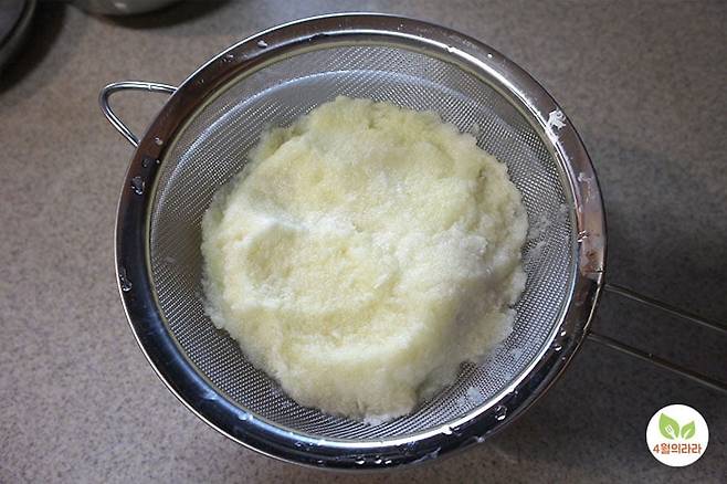 체에 받친 간 감자