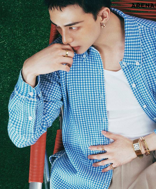 왼손에 착용한 (왼쪽부터) 옐로 골드 케이스의 탱크 루이 까르띠에 워치 라지·핑크 골드 소재의 LOVE 브레이슬릿 클래식·옐로 골드 소재의 LOVE 브레이슬릿 미디엄·검지에 착용한 핑크 골드 소재의 저스트 앵 끌루 링 클래식·소지의 핑크 골드 클래쉬 드 까르띠에 링 더블 로우·오른손 중지의 옐로 골드 소재 LOVE 링 클래식·핑크 골드 소재 LOVE 이어링 모두 까르띠에 제품. 캐시미어 소재 셔츠 배리 by 분더샵, 티셔츠·팬츠 모두 스타일리스트 소장품.