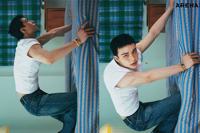 오른손에 착용한 (왼쪽부터) 옐로 골드 클래쉬 드 까르띠에 브레이슬릿 미디엄·블랙 래커 다이얼과 옐로 골드 케이스에 브릴리언트 컷 다이아몬드가 세팅된 팬더 드 까르띠에 워치·옐로 골드 소재의 차보라이트 가닛 세팅의 팬더 드 까르띠에 링·옐로 골드 소재의 클래쉬 드 까르띠에 이어링 스몰·팬더 모티브의 옐로 골드 팬더 드 까르띠에 네크리스 모두 까르띠에 제품.  티셔츠 문달, 데님 팬츠 R13, 부츠 이티스 제품.