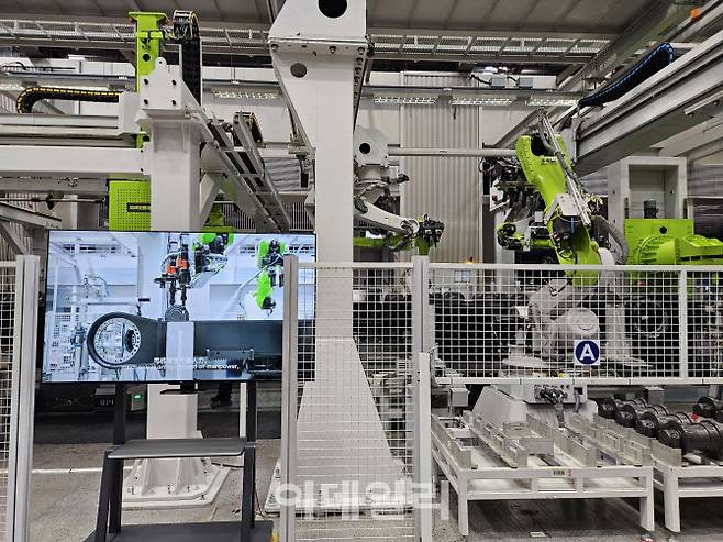 지난 14일 중국 후난성 창사에 위치한 기계장비 업체 줌라이언 공장에서 산업용 로봇이 제품을 생산하고 있다. (사진=이데일리 이명철 특파원)