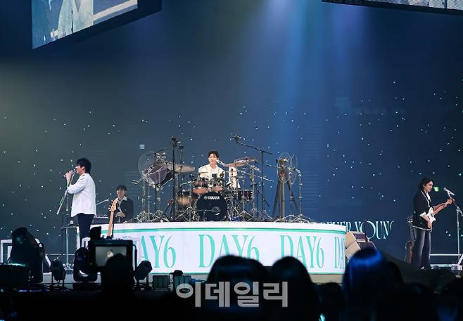 데이식스 ‘포에버 영’ 공연의 한 장면(사진=JYP엔터테인먼트)