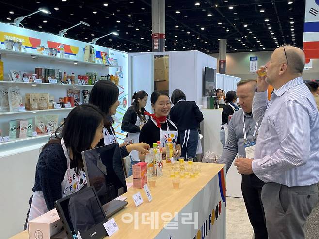 코트라는 5월 17일부터 나흘간 미국 시카고에서 개최되는 ‘시카고 레스토랑 박람회(NRA Show)’ 전시회에서 ‘서울푸드 시카고(Seoul Food To-Go in Chicago)’ 행사를 개최한다. 개막 당일 행사장의 모습.
