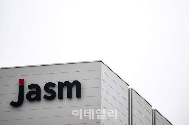 일본 구마모토현 키쿠치시 키쿠요에 세워진 TSMC의 운영자회사 JASM(Japan Advanced Semiconductor Manufacturing Company)의 회사 간판. (사진=AFP)