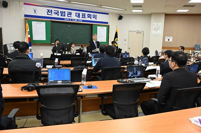 조희대 대법원장이 지난달 14일 오전 10시 고양시 사법연수원 전국법관대표회의 제1회 정기회의에서 인사말씀을 하고 있다. (사진=대법원)