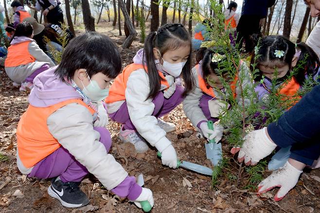 지난달 1일 울산 동구 염포산 일원에서 열린 제80회 식목일 나무심기 행사에서 동구 환희지유치원 원생들이 나무를 심고 있다.(사진=뉴시스)