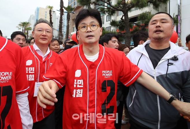 한동훈 전 국민의힘 대표가 20일 오후 부산 수영구 광안리해수욕장에서 김문수 국민의힘 대통령 후보 지원 유세를 하고 있다. (사진=뉴스1)