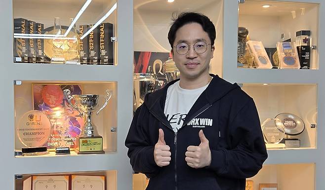 - 무릎 선수의 우승 트로피 수집은 현재 진행형이다