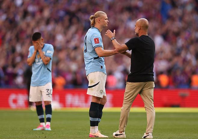 2025년 5월 17일(현지 시간), 영국 런던 웸블리 스타디움, 경기 종료 후 실망스러운 표정을 짓는 맨체스터 시티의 엘링 홀란드와 펩 과르디올라 감독