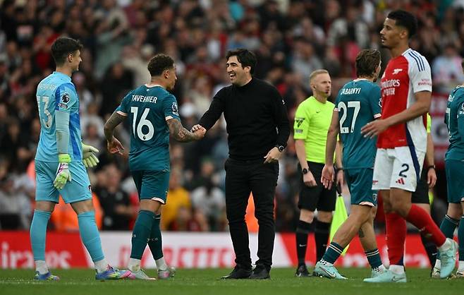 2025년 5월 3일(현지 시간), 영국 런던 에미레이츠 스타디움에서 열린 아스널과 본머스의 프리미어리그 경기 종료 후, 승리를 자축하는 본머스의 스페인 국적 안도니 이라올라 감독과 잉글랜드 미드필더 16번 마커스 태버니어. 본머스는 이 경기에서 2-1 승리를 거뒀다.