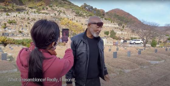 다큐멘터리 '베이스볼 하모니'의 한 장면. 홍지영 감독, 김영도 씨 (왼쪽부터). 〈사진=홍지영 감독 제공〉