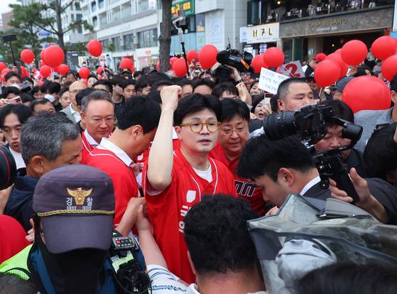 한동훈 전 국민의힘 대표가 20일 오후 부산 수영구 광안리해수욕장을 찾아 취재진 질문에 답하고 있다. 한 전 대표는 공식선거운동 이후 이날 첫 현장유세에 나섰다. 〈사진=연합뉴스〉