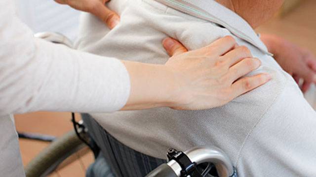 급성기 뇌졸중 치료는 뇌혈관을 막은 혈전을 빨리 녹여 재개통하는 게 중요하다. 하지만 병원 도착이 늦어 혈전 용해술 치료가 더디다. 치료가 지연되면 뇌세포가 더 많이 죽어 후유증이 커질 수 있다.  [사진=게티이미지뱅크]