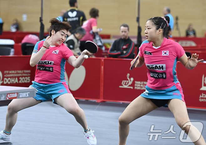 신유빈(오른쪽), 유한나가 19일 카타르 도하 카타르대학교 스포츠 컴플렉스에서 열린 2025 국제탁구연맹(ITTF) 세계선수권대회 여자복식 32강 조르지나 포타(헝가리), 드 누트(룩셈부르크) 조와 경기를 펼치고 있다. (사진공동취재단) 2025.5.19/뉴스1