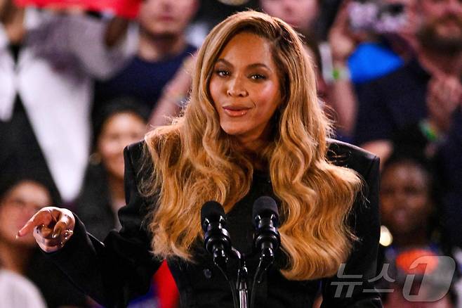 비욘세가 지난해 대선에서 카멀라 해리스 민주당 대통령 후보를 지지하는 모습. ⓒ AFP=뉴스1