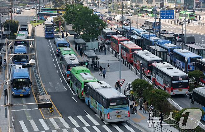 서울 중구 서울역버스환승센터에서 시민들이 버스를 이용하고 있다. 2025.5.12/뉴스1 ⓒ News1 박세연 기자