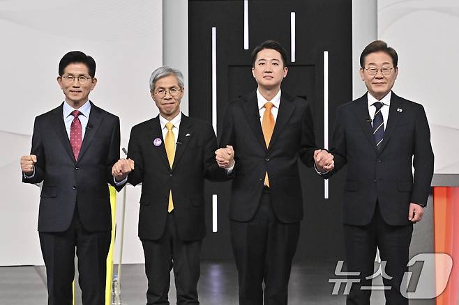 국민의힘 김문수(왼쪽부터), 민주노동당 권영국, 개혁신당 이준석, 더불어민주당 이재명 대통령 후보가 18일 서울 마포구 SBS프리즘타워에서 중앙선거방송토론위원회 주관 제21대 대통령선거 후보자 토론회 기념 촬영을 하고 있다. 2025.5.18/뉴스1 ⓒ News1 국회사진취재단