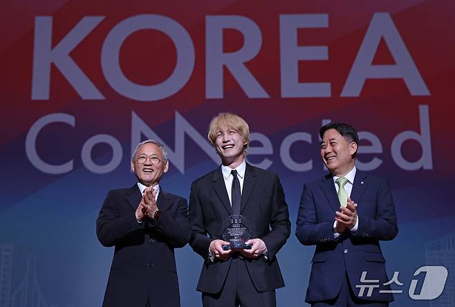 지난 13일 한국관광 명예홍보대사 사카구치 켄타로 위촉식. 유인촌 문화체육관광부 장관(왼쪽부터) 배우 사카구치 켄타로, 서영충 한국관광공사 사장직무대행(한국관광공사 제공)