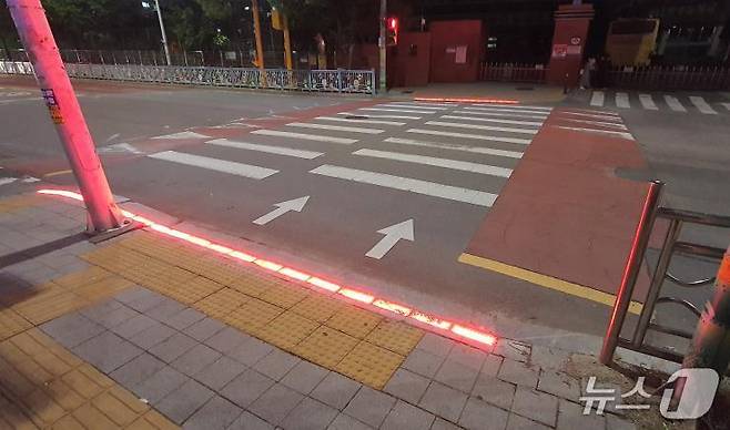 바닥신호등이 설치된 산성초 앞 횡단보도(청주시 제공. 재판매 및 DB 금지)/뉴스1