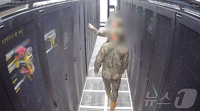 국회 행정안전위원회가 지난 3일 계엄령 선포 당시 선거관리위원회에 투입된 계엄군이 선관위 시스템 서버를 촬영하는 장면이 담긴 내부 CCTV를 6일 공개했다. (행정안전위원회 제공) 2024.12.6/뉴스1