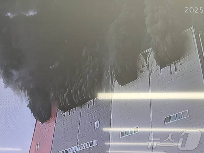 13일 오전 10시 29분 경기 이천시 부발읍 수정리 한 3층짜리 대형 물류창고에서 화재가 발생했다. 신고를 받고 출동한 소방 당국은 연소 확대를 우려해 대응 2단계를 발령하고, 진화작업을 벌이고 있다. (경기도소방재난본부 제공. 재판매 및 DB 금지) 2025.5.13/뉴스1 ⓒ News1 김기현 기자