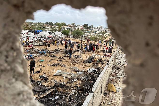 이스라엘의 가자지구 공습이 진행된 가운데 18일(현지시간) 가자지구 남부 칸 유니스  마와시 지역의 피난민 텐트 캠프가 폭격으로 붕괴돼 있다. ⓒ AFP=뉴스1