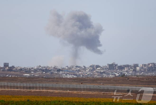 이스라엘의 가자지구 공습으로 18일(현지시간) 가자지구 접경지역에 폭격으로 연기가 피어오르고 있다. ⓒ 로이터=뉴스1